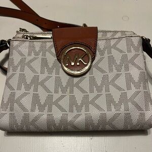 Authentic Michael Kors Fulton Vanilla Signature Crossbody